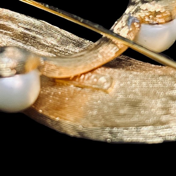 Vintage Kramer Gold Tone And Faux Pearl Brooch And Clip On Earrings (5003) - Picture 5 of 10